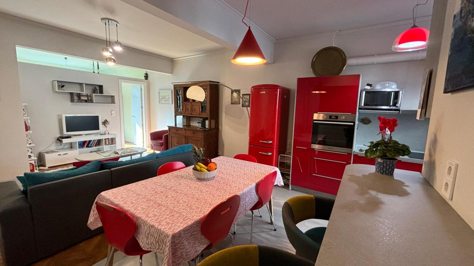 Place With 2 Bedrooms In Apartment *